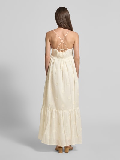 Frauenmodel trägt Midikleid aus Lyocell-Mix Modell 'Cherish' von SUNCOO PARIS in Creme mit floralem Zierbesatz, Ganzkörperansicht Rückansicht.