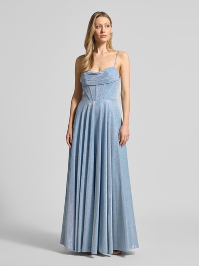 Frauenmodel trägt Abendkleid mit Wasserfall-Ausschnitt und Spaghettiträgern von Hey Kyla in Hellblau mit tailliertem, fließendem Maxischnitt, glänzender Stoff, mit tiefem Rückenausschnitt und rückseitigem Reißverschluss, Ganzkörperansicht von vorne.