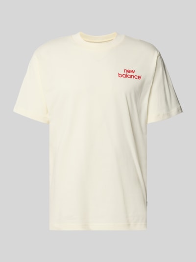 Produktfoto, Regular Fit T-Shirt aus reiner Baumwolle Modell 'INTELLIGENT' von New Balance in Creme mit rotem Label-Detail, klarer Print, glatte Textur, Rückseitiger Print laut Kontext, Rückenlänge bei Größe M: 72 cm