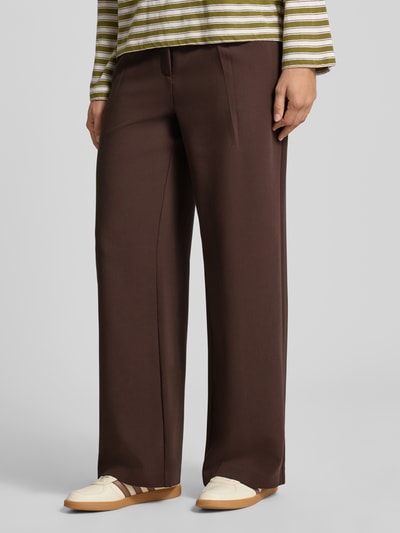 Frauenmodel trägt Wide Leg Anzughose mit Viskose-Anteil Modell 'LINDA' von ONLY, Damen Anzughose, braun, glatte Struktur, Nahaufnahme Unterkörper, Ganzkörperansicht von vorne.