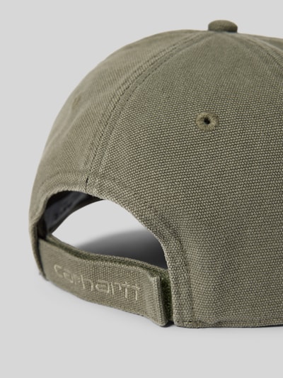 Produktfoto, Cap mit Label-Detail von Carhartt Work In Progress aus reiner Baumwolle, olivgrün, strukturierte Textur, verstellbarer Klettverschluss.