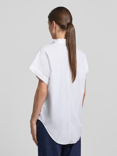 Frauenmodel trägt Regular Fit Hemdbluse mit Hemdblusenkragen Modell 'Isabel' von ECOALF, Reine Baumwolle, Kurzärmelig, Rückenansicht, Ganzkörperansicht Rückansicht.