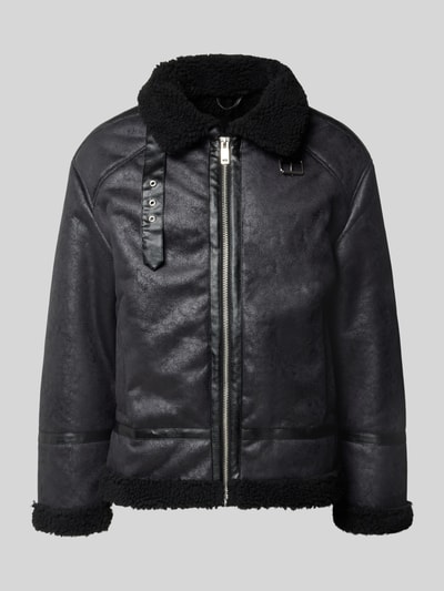 Produktfoto, Regular Fit Jacke in Leder-Optik von Lindbergh in Schwarz mit Kunstfellbesatz, Reißverschluss und Umlegekragen, strukturierte Oberfläche