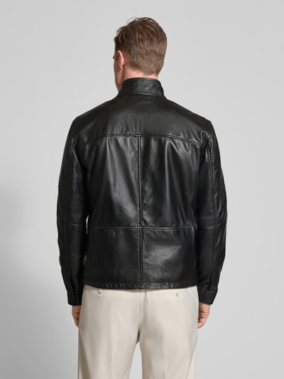 Männermodel trägt Regular Fit Lederjacke aus Lammnappa Modell 'JIMMY-S' von Strellson, Optik: Unifarben, Ganzkörperansicht Rückansicht.