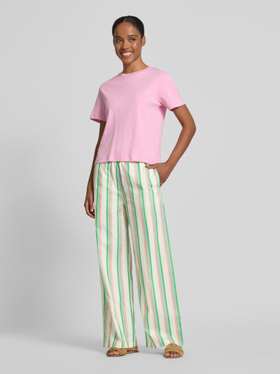 Frauenmodel trägt Hose aus Baumwolle im Allover-Look von Emily Van den Bergh, Reine Baumwolle, Wide Leg, Elastischer Bund, Ganzkörperansicht von vorne.