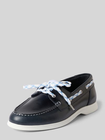Produktfoto, Loafers aus Leder mit Schnürung von Marc Cain Bags & Shoes in Dunkelblau mit weißer Sohle, abgerundeter Spitze und sichtbarer Naht, echtes Leder, Details wie Schnürung und Schlupfform, Absatzhöhe 2 cm, Schafthöhe 6 cm, Schaftweite 12 cm, Farben dunkelblau und weiß