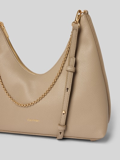 Produktfoto, Handtasche mit Label-Detail von CK Calvin Klein, beżowa fakturowana skóra, złote detale, szerokość 24 cm, długość 27 cm, głębokość 11 cm, długość paska 68 cm, główna komora na zamek, kieszeń wewnętrzna na zamek