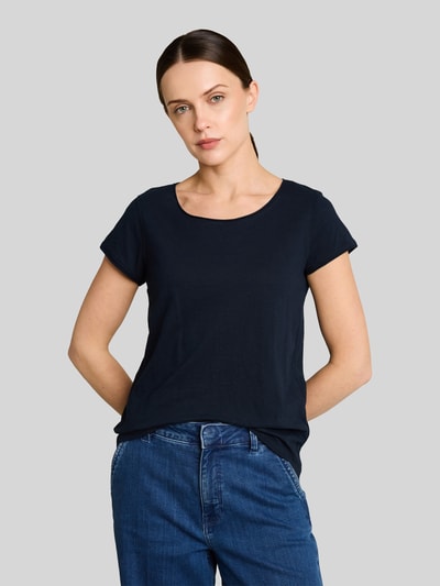 Vrouwenmodel draagt Relaxed Fit T-Shirt uit pure katoen van Tom Tailor, effen, ronde hals, korte mouw met rolzoom, vooraanzicht bovenlichaam