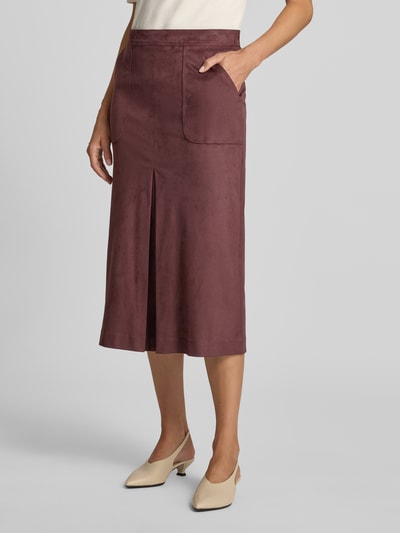 Frauenmodel trägt Midirock in Wildleder-Optik von White Label in Dunkelrot mit Eingrifftaschen, Straight Fit, Nahaufnahme Oberkörper. Damen Midirock von White Label, Wildleder-Optik, Straight Fit, aufgesetzte Eingrifftaschen, Nahtreißverschluss, Bundweite 40 cm, Gesamtlänge 79 cm.