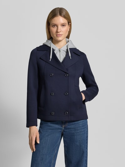 Kobiece modelka nosi Regular Fit Sweatjacke mit Viskose-Anteil od s.Oliver RED LABEL, granatowa bluza rozpinana, krój regular fit, zapięcie na zakryty zamek błyskawiczny, 2-rzędowa listwa guzikowa, kołnierz z połami, kaptur, długie rękawy, boczne wpuszczane kieszenie, wykończenie z dzianiny dresowej, przód w pełnej długości, tekstura gładka, matowa. Ganzkörperansicht von vorne.