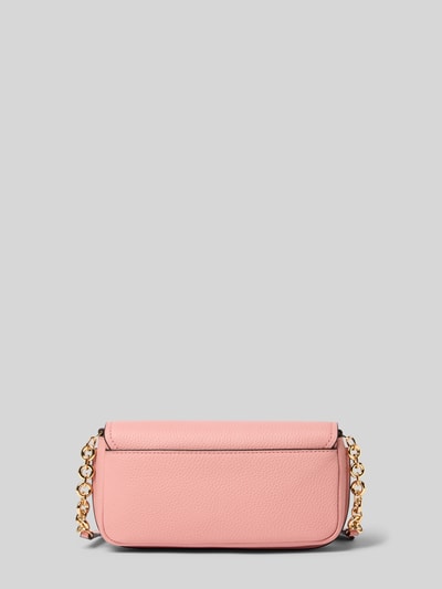 Produktfoto, Shoulder Bag aus echtem Leder Modell 'Nolita' von MICHAEL Michael Kors in Rosa mit goldfarbenem Kettentrageriemen und Logo-Detail, feine Narbung, Überschlag, rechteckige Form, neutraler Hintergrund, 24x9x6 cm, Länge Schulterriemen 106 cm.