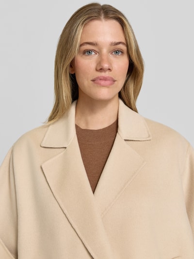Frauenmodel trägt Regular Fit Kurzmantel aus reiner Schurwolle Modell 'NEO' von Weekend Max Mara, Optik: Unifarben, Nahaufnahme Oberkörper.