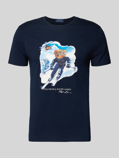 Produktfoto, T-Shirt mit Label-Print von Polo Ralph Lauren in Dunkelblau, schmale Passform, reiner Baumwollstoff, bunter Print auf der Front