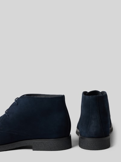 Produktfoto, dunkelblaue Boots mit Schnürverschluss Modell 'SAHARO' von Geox, strukturierte schwarze Sohle, abgerundete Form, Schafthöhe und Schaftweite 10 cm, Absatzhöhe 3 cm, Rauleder-Textur, seitliche Rückansicht