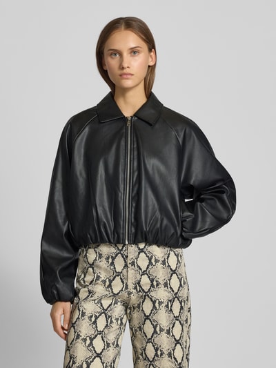 Only Bomberka o kroju regular fit z imitacji skóry model ‘SARAMY’ Czarny 4