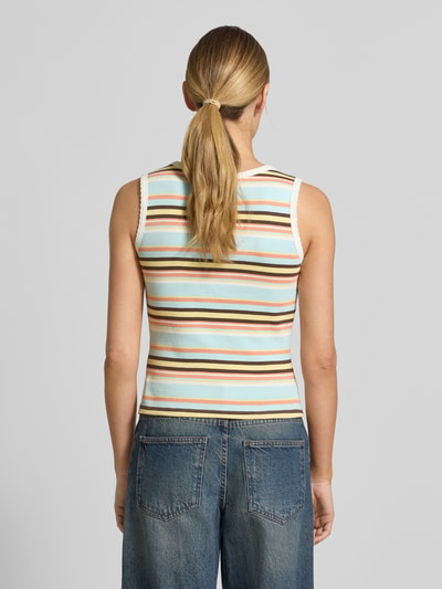 Frauenmodel trägt Tanktop mit Feinripp und Rundhalsausschnitt von Jake*s Casual im Baumwoll-Mix mit Stretch-Anteil, Rückenlänge 49 cm, mehrfarbig gestreift, Körpernaher-Schnitt, Ganzkörperansicht Rückansicht.