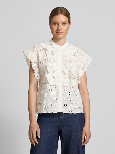 Frauenmodel trägt Regular Fit Bluse aus reiner Baumwolle Modell 'JELLABA' von Essentiel Antwerp, weiße Farbe, florale Lochmuster, Kurzarmbluse, Ganzkörperansicht von vorne.