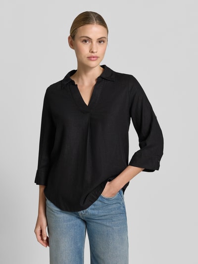 Vrouwenmodel draagt Relaxed Fit Hemdbluse aus Leinen-Viskose-Mix van s.Oliver RED LABEL, effen zwart, lange mouw met turn-up, V-hals, hemdkraag, lichte textuur door flammgaren, materiaalmix linnen-viscose, vooraanzicht borst-opname.