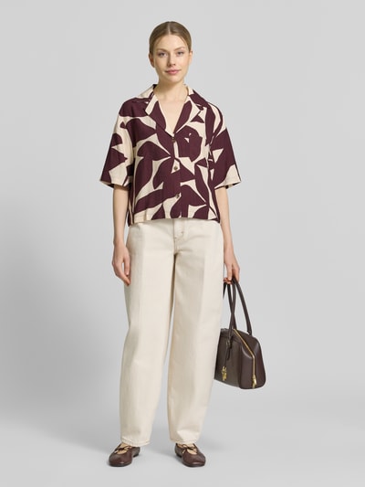 Frauenmodel trägt Relaxed Fit Bluse im Allover-Look Modell 'PLUMAS' von Mango, Viskose-Mix, creme und bordeaux, Ganzkörperansicht von vorne.