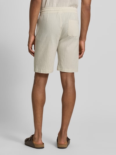 Männermodel trägt Shorts mit elastischem Bund und Strukturmuster von Lindbergh aus Baumwoll-Mix mit Stretch-Anteil, Loose-Fit, Ganzkörperansicht Rückansicht.