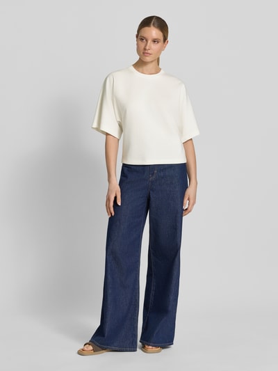 Kobiece modelka nosi Sweatshirt mit 1/2-Arm Modell 'Gikko' od OPUS z bawełnianym materiałem, prosty krój, kremowy kolor, jeansy, widok całej sylwetki z przodu.