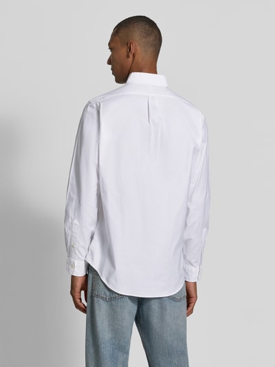 Männermodel trägt weißes regular fit vrijetijdsoverhemd aus katoenmix von Polo Ralph Lauren, Herren Freizeithemd, Ganzkörperansicht Rückansicht