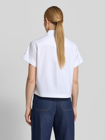 Frauenmodel trägt Boxy Fit Bluse mit Brusttasche von Luisa Cerano aus reiner Baumwolle in Weiß, kurze Ärmel, boxy Schnitt, Ganzkörperansicht Rückansicht.