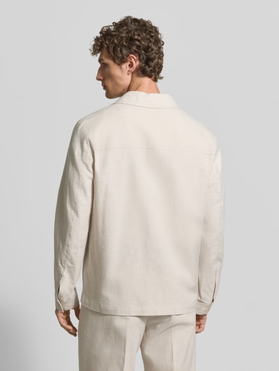 Männermodel trägt Relaxed Fit Overshirt aus Leinen-Mix mit Kentkragen von MCNEAL in Beige, strukturierte Oberfläche, Sportmanschetten, Rückenlänge bei Größe M 69 cm, Ganzkörperansicht Rückansicht.