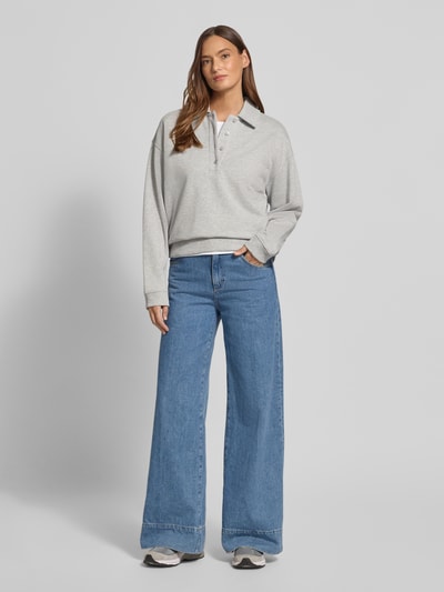Frauenmodel trägt Relaxed Fit Sweatshirt mit Polokragen von Jake*s Casual aus Baumwoll-Mix, hellgrau, elastische Abschlüsse, Ganzkörperansicht von vorne.