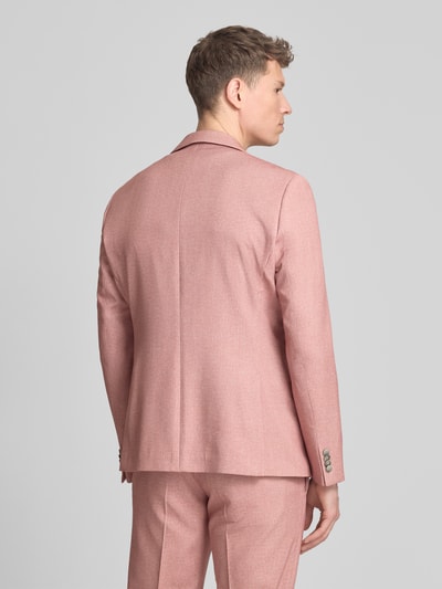 Männermodel trägt Sakko mit Pattentaschen Modell 'NICK' von Zuitable in Rosa, Material-Mix mit Viskose-Anteil, Gerader-Schnitt, Ganzkörperansicht Rückansicht.