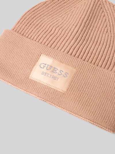 Produktfoto, Mütze aus Viskose-Mix in Strick-Optik von GUESS, beige, gerippte Textur, Logo-Patch mit Strasssteinbesatz, Damenaccessoire