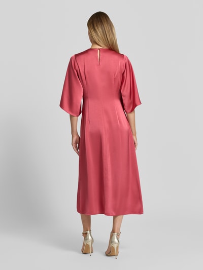 Vrouwenmodel draagt dames midi-jurk van satijn model 'Remara' van Neo Noir in straight fit met vlindermouwen, ruglengte maat 36: 109 cm, borstwijdte maat 36: 47 cm, mouwlengte maat 36: 38 cm, effen oudroze kleur, gladde textuur, rugaanzicht van volledige lichaamslengte.
