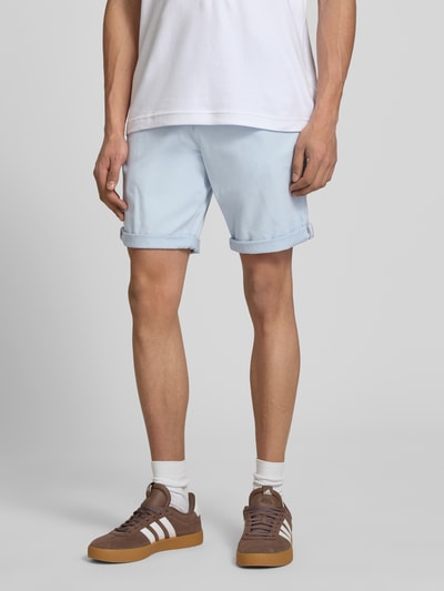 Männermodel trägt Regular Fit Shorts mit Eingrifftaschen Modell 'BOWIE' von Jack & Jones in Hellblau, Baumwoll-Elasthan-Mix, Umschlag, Ganzkörperansicht von vorne. Kontext: Herren Shorts mit Bundweite 43 cm und Innenbeinlänge 26 cm bei Größe M.