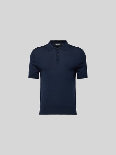 Produktfoto, dunkelblaues Slim Fit T-Shirt in Strick-Optik von Dsquared2 aus reiner Baumwolle mit Polo-Kragen und Logo-Stitching auf grauem Hintergrund.