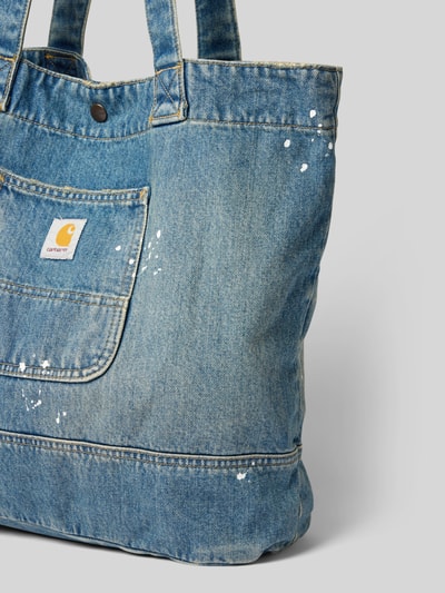 Productfoto, Tote Bag uit puur katoen in denimlook van Carhartt Work In Progress, hoofvak met drukknoopsluiting, logopatch, blauwe tinten, zichtbare textuur, breedte 48 cm, lengte 40 cm, diepte 15 cm, schouderbandlengte 65 cm