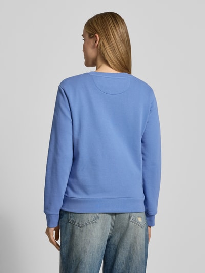 Frauenmodel trägt Sweatshirt mit Label-Stitching und Rundhalsausschnitt von Gant in Blau, reine Baumwolle, Regular Fit, Ganzkörperansicht Rückansicht.