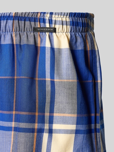 Produktfoto, Boxershorts mit elastischem Bund im 2er-Pack von Schiesser aus reiner Baumwolle, kariertes Muster in Blau und Creme, Nahaufnahme.
