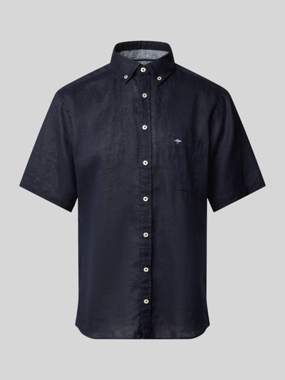 Produktfoto, Regular Fit Leinenhemd mit Button-Down-Kragen von Fynch-Hatton in Dunkelblau, Reines Leinen, Brusttasche, glatte Oberfläche.