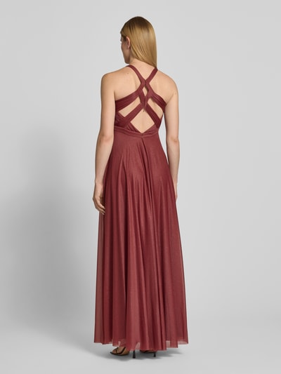 Frauenmodel trägt Schimmerndes Abendkleid mit Schlüsselloch-Ausschnitt von Jake*s Cocktail, Mesh, A-Linie, Maxikleid, schimmernd, Rückenlänge bei Größe 36: 153 cm, Brustweite bei Größe 36: 30 cm, Ganzkörperansicht Rückansicht.