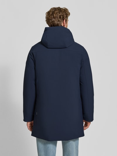Männermodel trägt donkerblau Save The Duck Jacke met verdekte rits, model 'WILSON', regular fit, rugaanzicht, KI-modifiziertes Bild.