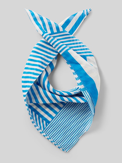 Produktfoto, Bandana in quadratischem Design von Jake*s Casual, blau-weiß gestreift, semitransparent, eingefasste Abschlüsse, Label-Detail