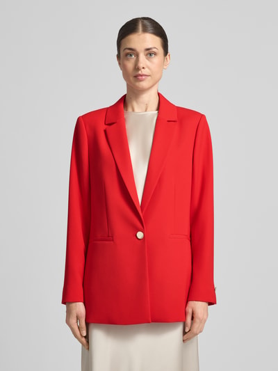 Frauenmodel trägt Regular Fit Blazer mit Reverskragen von comma in Rot, glatte Textur, Paspeltaschen, Knopfverschluss, Ganzkörperansicht von vorne. Rückenlänge 72 cm, Brustweite 34 cm, Ärmellänge 61 cm bei Größe 36.