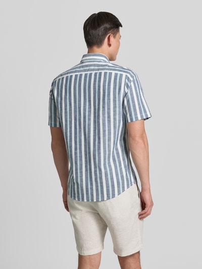 Männermodel trägt Slim Fit Freizeithemd mit Logo-Stitching von Lerros in Blau-Weiß mit Kentkragen, Reine Baumwolle, Ganzkörperansicht Rückansicht.