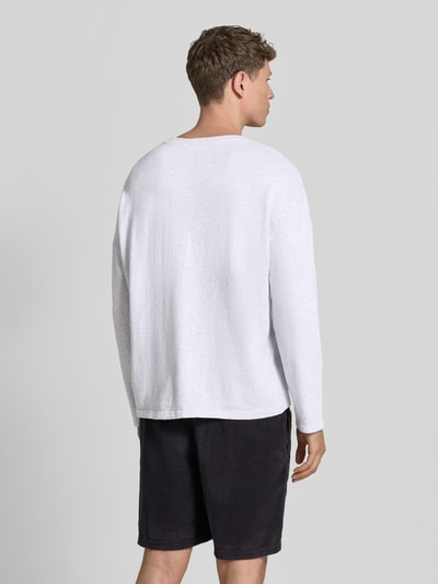 Männermodel trägt Longsleeve mit überschnittenen Schultern Modell 'SONOMA' von American Vintage in Weiß, reine Baumwolle, Ganzkörperansicht Rückansicht.