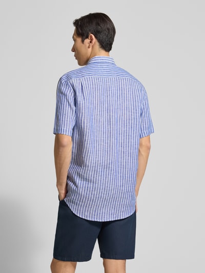 Männermodel trägt Regular Fit Freizeithemd aus Leinen von Christian Berg Men mit blauen und weißen Streifen, Rückansicht Ganzkörperansicht.