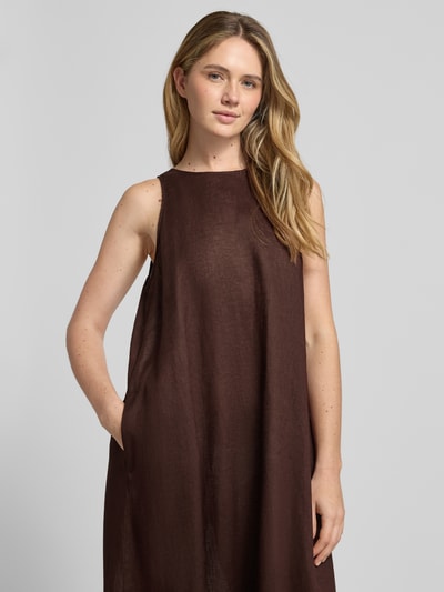Frauenmodel trägt Midikleid aus Leinen mit Rundhalsausschnitt Modell 'UKARA' von ECOALF, braune A-Linie, Nahaufnahme Oberkörper.