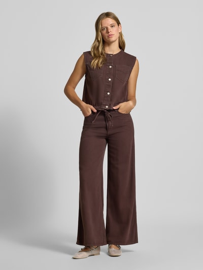Frauenmodel trägt Wide & Loose Fit Jeans aus Baumwoll-Lyocell-Mix von Marc O'Polo in Braun, glatte Textur, Ganzkörperansicht von vorne, Damen Wide & Loose Fit Jeans von Marc O'Polo DENIM.