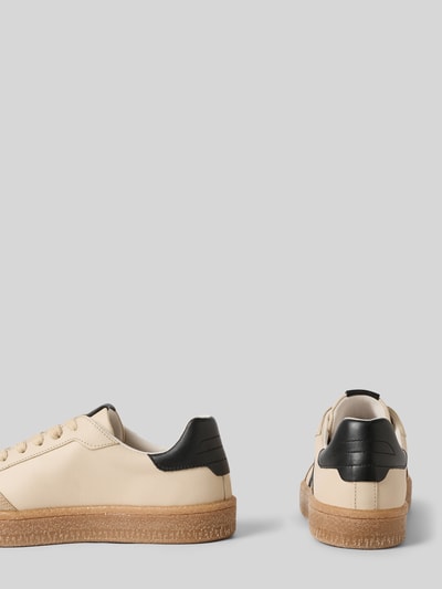 Produktfoto, Low Top Sneaker aus echtem Rindsleder von Tamaris, jednokolorowe, imitacja skóry, okrągły nosek, płaska podeszwa z fakturą, aplikacja z napisem z logo, szwy, wiązanie, podeszwa z fakturą, wykończenie skóra gładka, welurowa, naturalna skóra