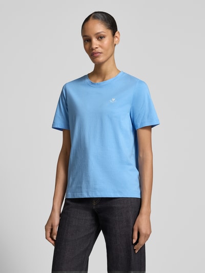 Frauenmodel trägt Regular Fit T-Shirt aus reiner Baumwolle von s.Oliver RED LABEL, Optik: Unifarben, Applikation: Stickerei, Rundhals, Kurzarm, Damen T-Shirt, glatte Baumwollstruktur, Ganzkörperansicht von vorne.