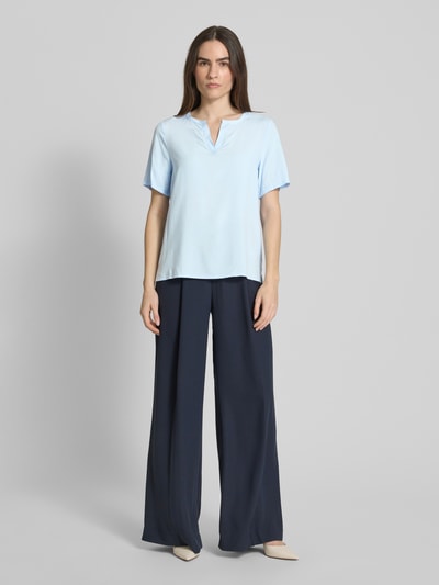 Christian Berg Woman Regular Fit Blusenshirt mit V-Ausschnitt Bleu 1